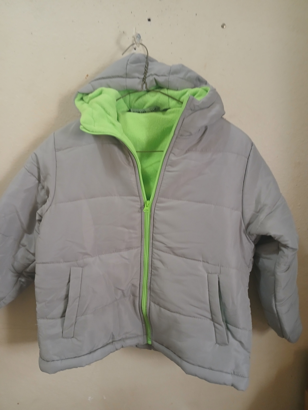 Brand New Size 7/8Kids Hooded Puffer Jacket in Light Gray with Lime Green Lining